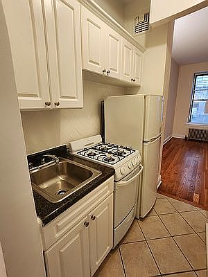 3rd image of 206 W 106th St APT 4