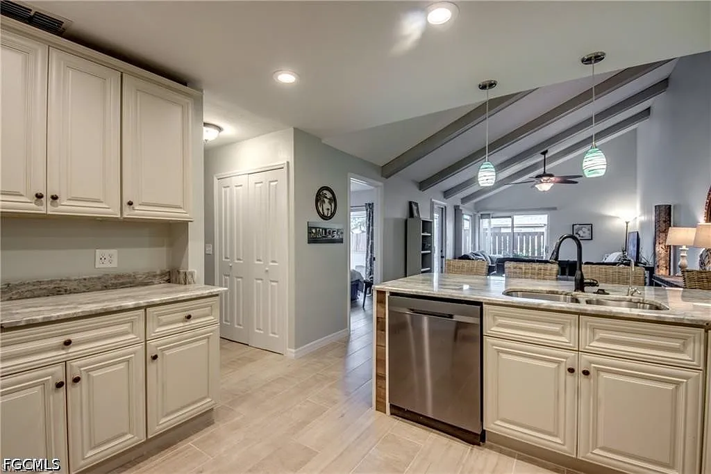 2 bed, 1.5 bath, 1006 sqft, $1,650 — Photo 2