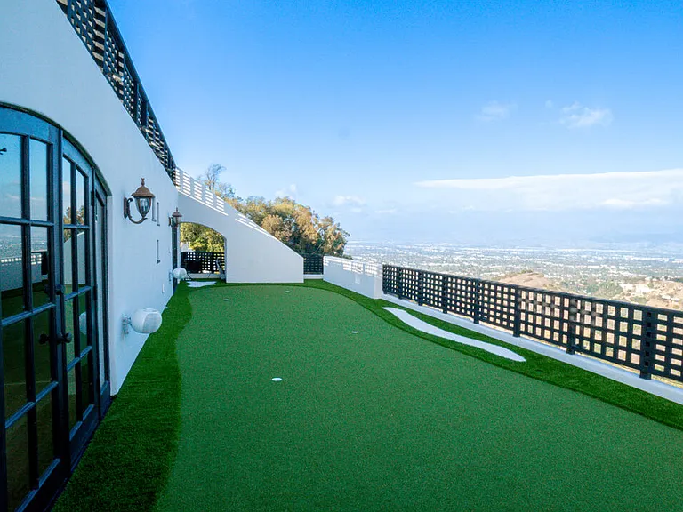 13211 Mulholland Dr — Photo 23