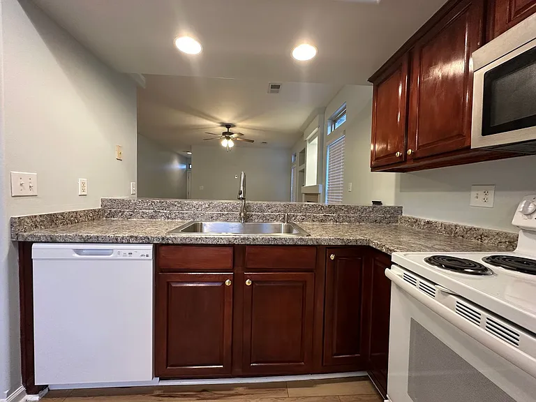 333 Spring Valley Ln — Photo 3