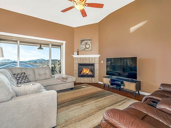 3rd image of 2568 Lake Breeze Ct