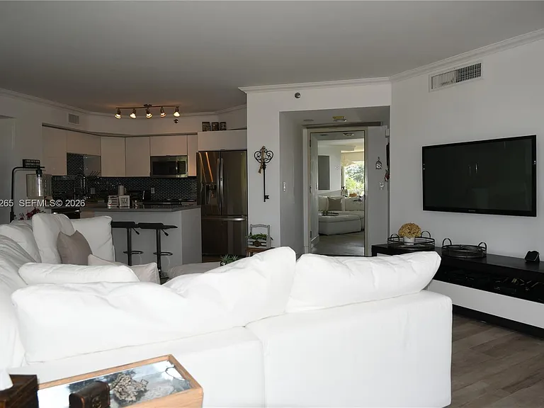 1000 E Island Blvd #303 — Photo 17