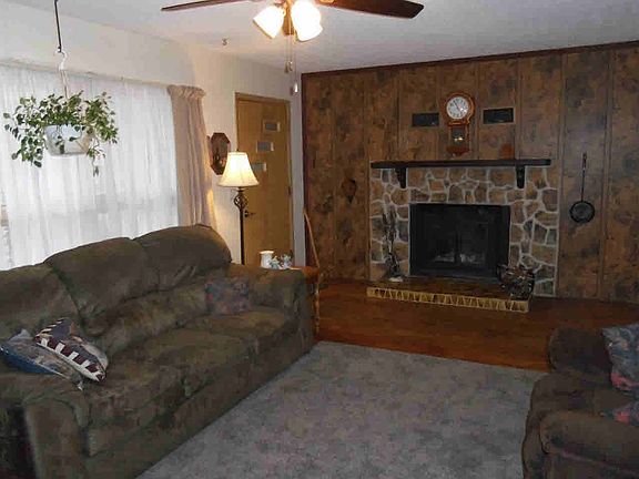 4th image of 910 Woodland St