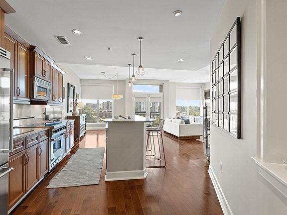 5th image of 201 Riverplace Way #807