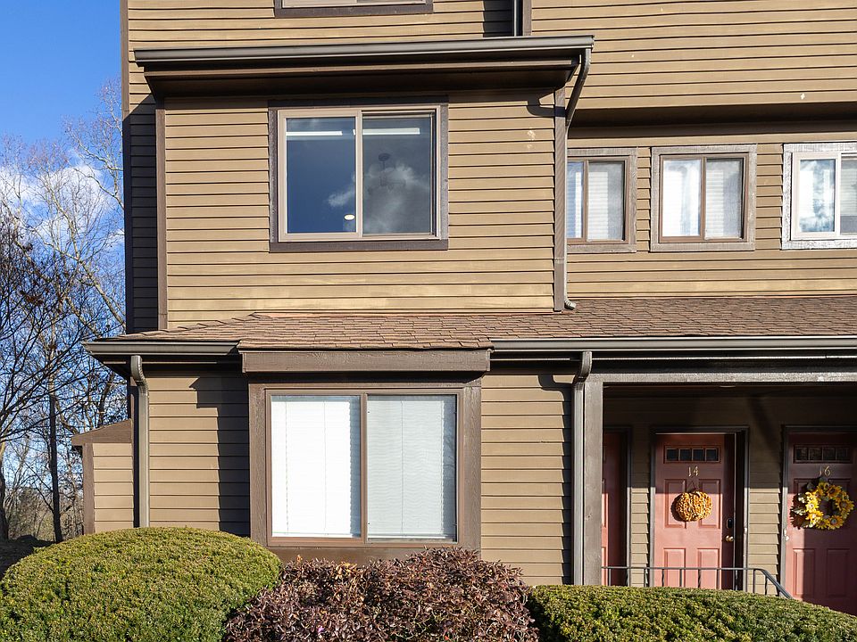 Entrance is second door to the right. This is a desirable end unit condo with great light