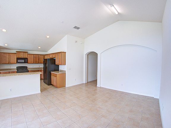 5th image of 142 Gladesdown Ct