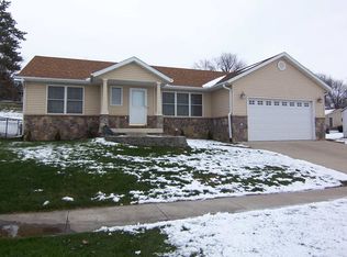 712 4th St, Buffalo, IA 52728