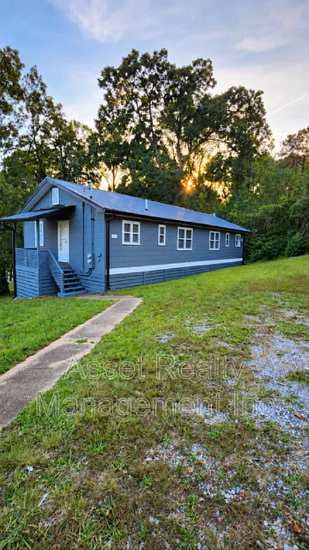3 bed, 1.0 bath, 950 sqft, $1,245 — Photo 2