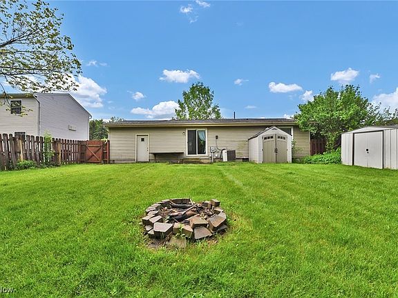 4th image of 949 Dawn Ct