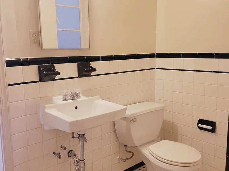 Burton Gardens Apartments — Photo 22