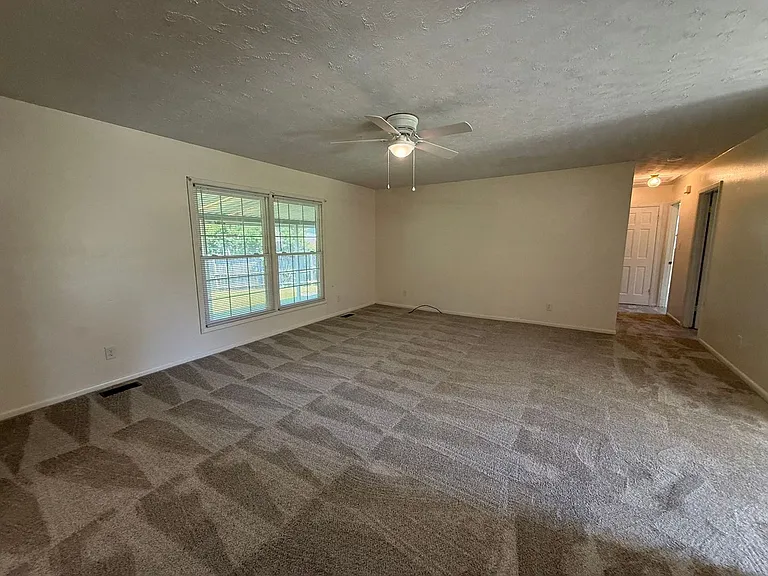 403 Thomas Dr — Photo 5