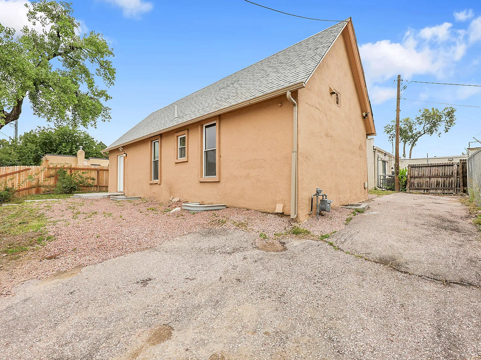 3 bed, 1359 sqft, $2,100 — Photo 2