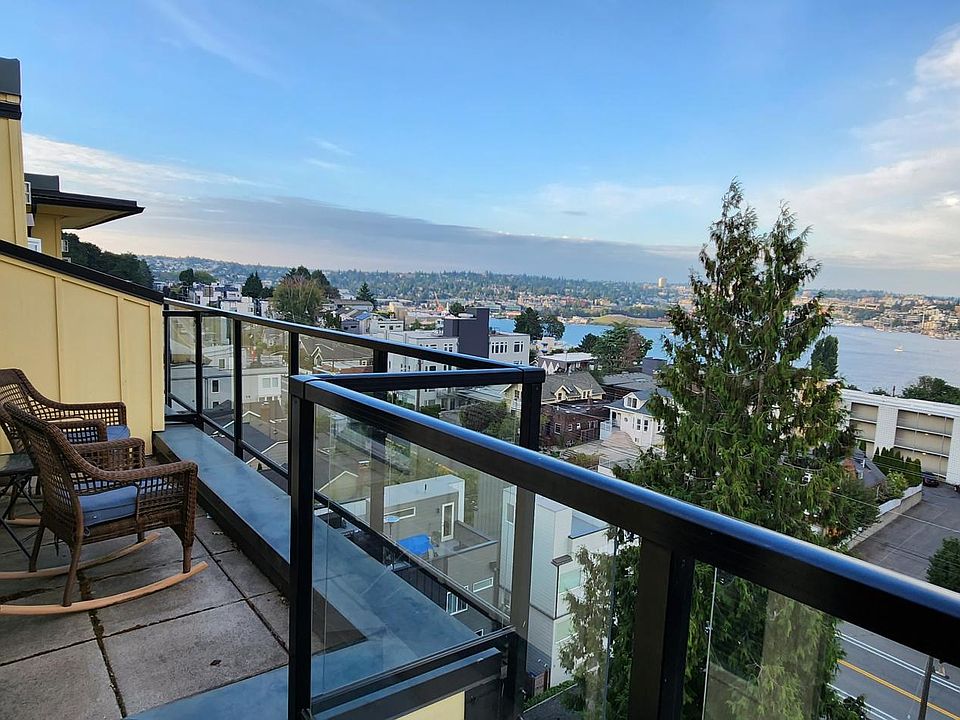 Relaxing in your balcony for a morning coffee, read a book or just chill with a view of Lake Union and Gas Works park.