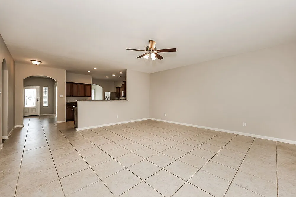 3 bed, 2.0 bath, 1939 sqft, $2,260 — Photo 4