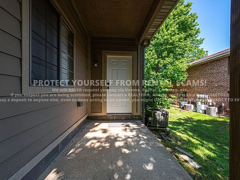 758 W Breeze Cv — Photo 2