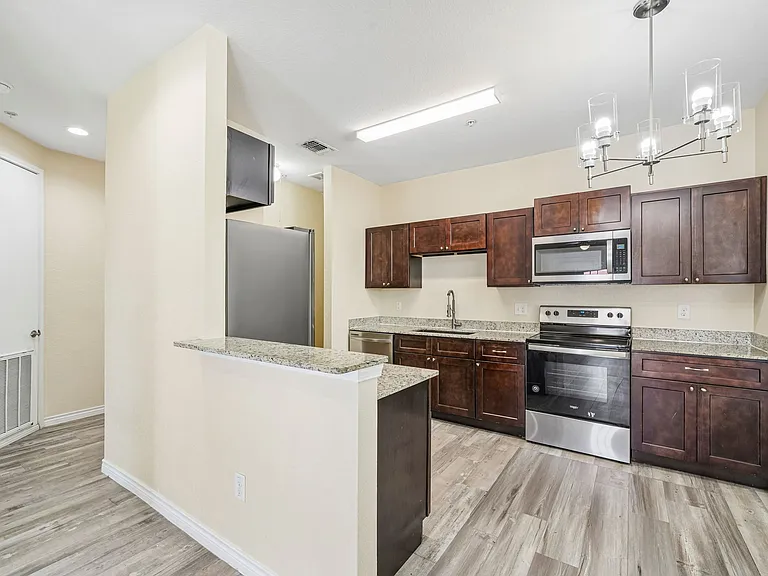 La Marquesa Apartments — Photo 13