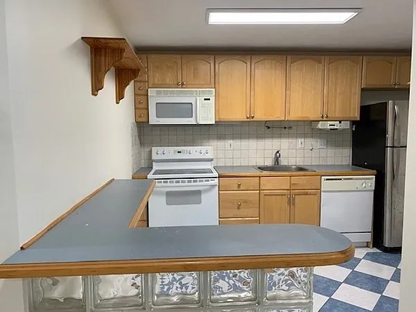 2 bed, 720 sqft, $2,200 — Photo 2