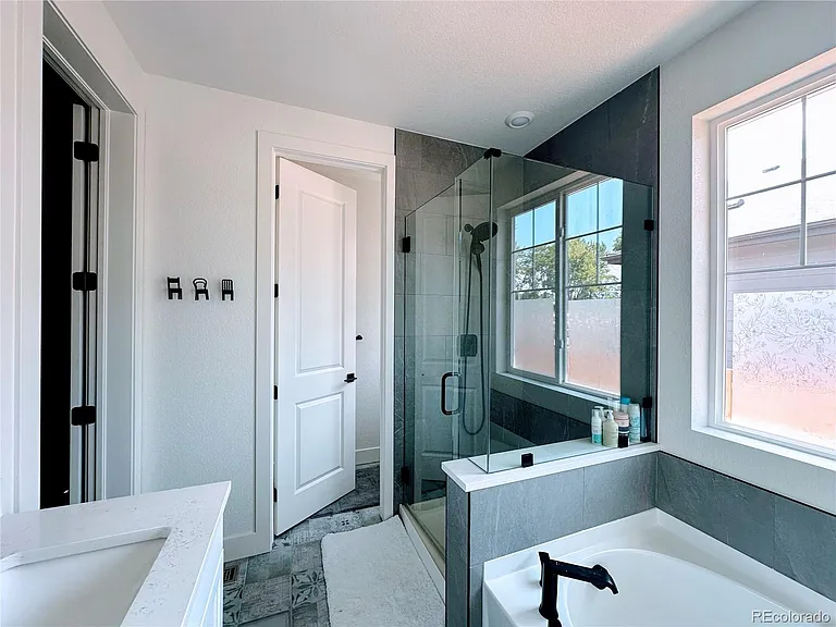 6065 E 154th Pl — Photo 28