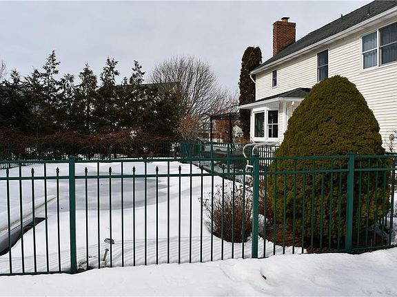 3rd image of 230 Pickering St