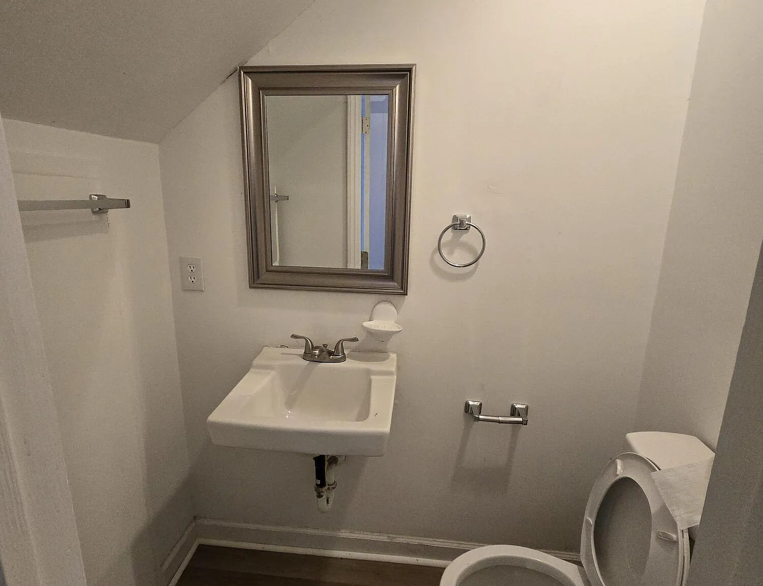 2 bed, 1.5 bath, 1096 sqft, $1,050 — Photo 3