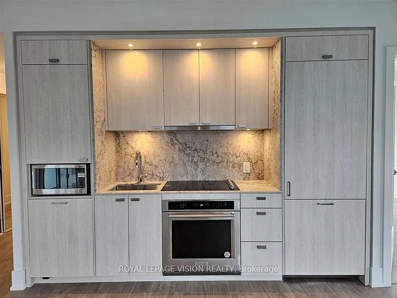 480 Front St W — Photo 1