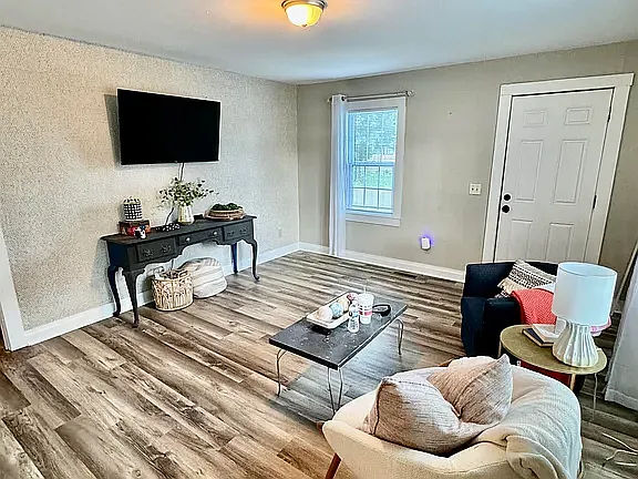 322 Irvan St — Photo 3