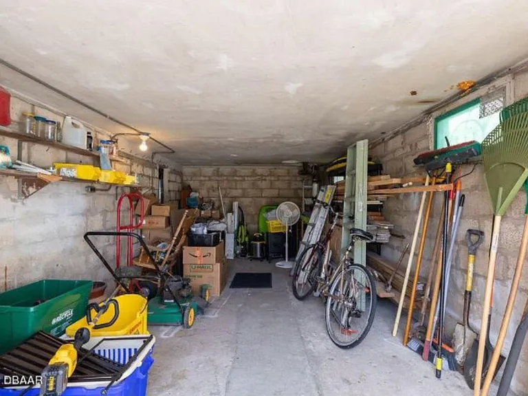 136 S Oleander Ave — Photo 34