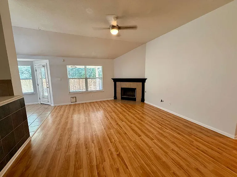 1517 Hawk Dr — Photo 4
