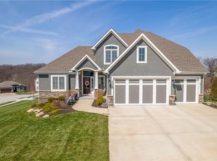 5614 Thousand Oaks Dr, Parkville, MO 64152