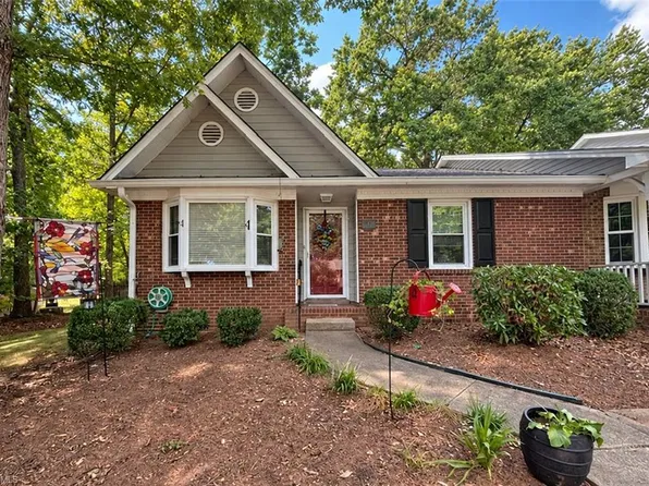 33 Brandy Ct, Greensboro, NC 27409