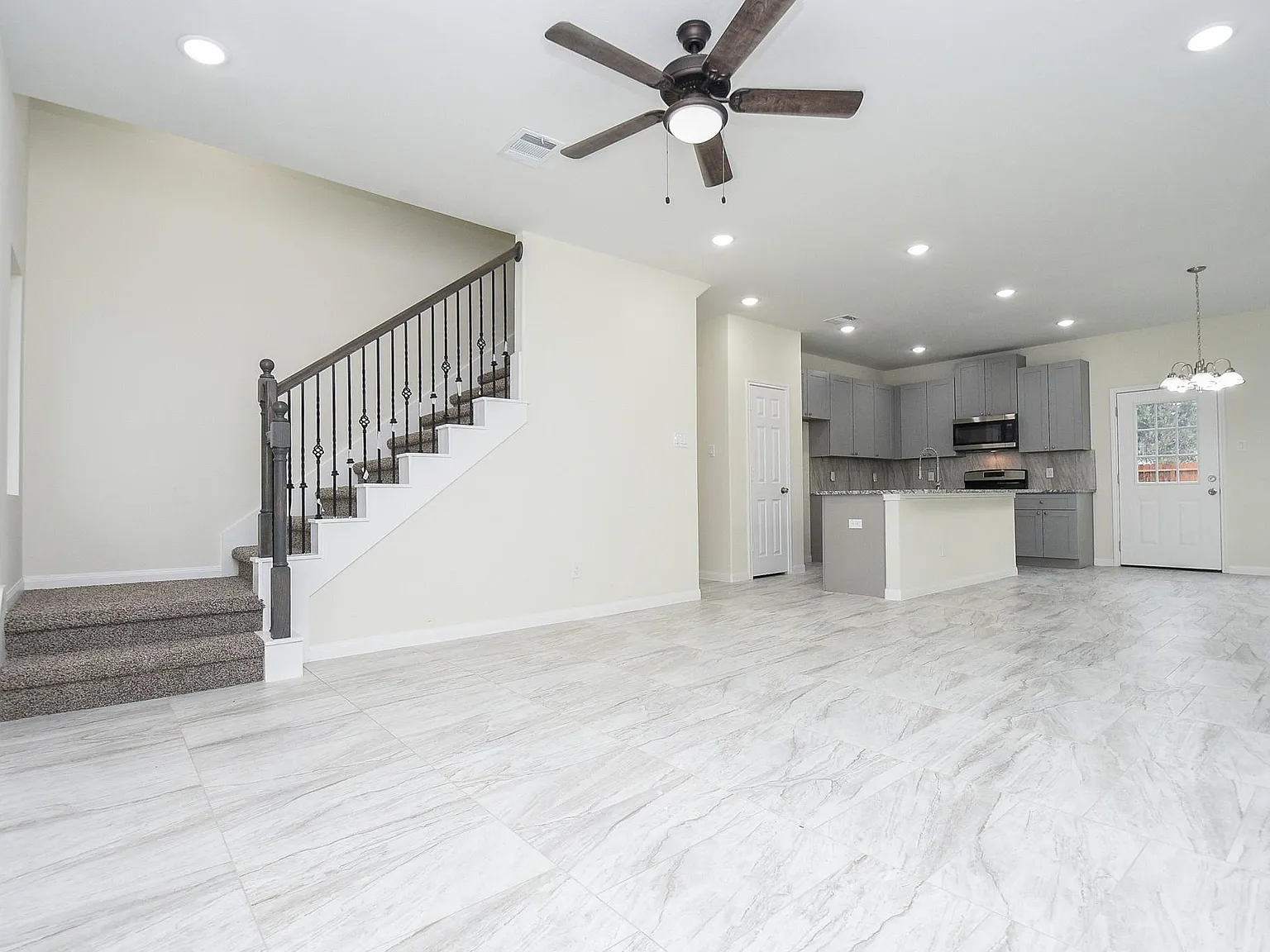 4 bed, 2.5 bath, 1774 sqft, $2,200 — Photo 2