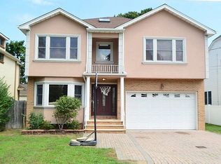 10 Garfield Pl, Roslyn Heights, NY 11577