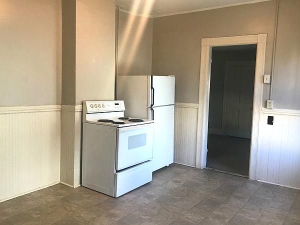 2nd image of 415 Dubuque St #2