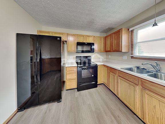 3rd image of 555 Allis Pl E