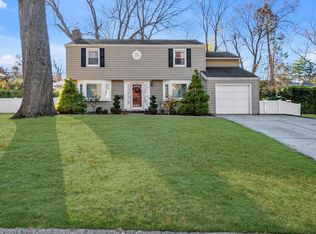 8 Oaks Hunt Rd, Great Neck, NY 11020