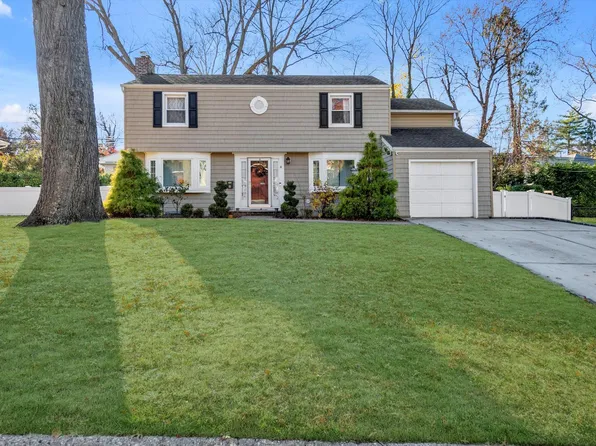 8 Oaks Hunt Road, Great Neck, NY 11020