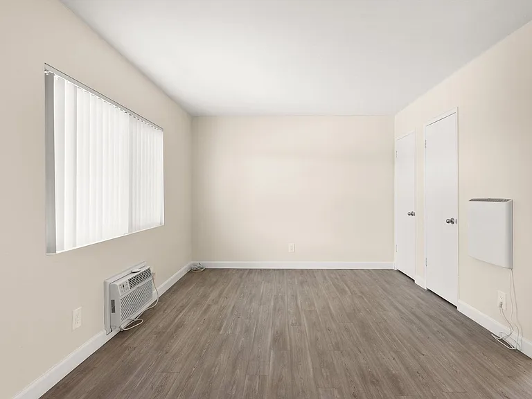 8123 - Sepulveda Apartments — Photo 11