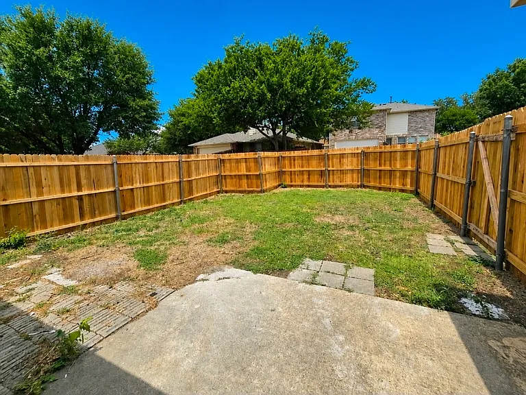 2467 Mallory Ln — Photo 2
