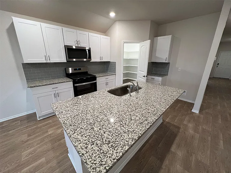 305 Wirecrested Dr — Photo 6