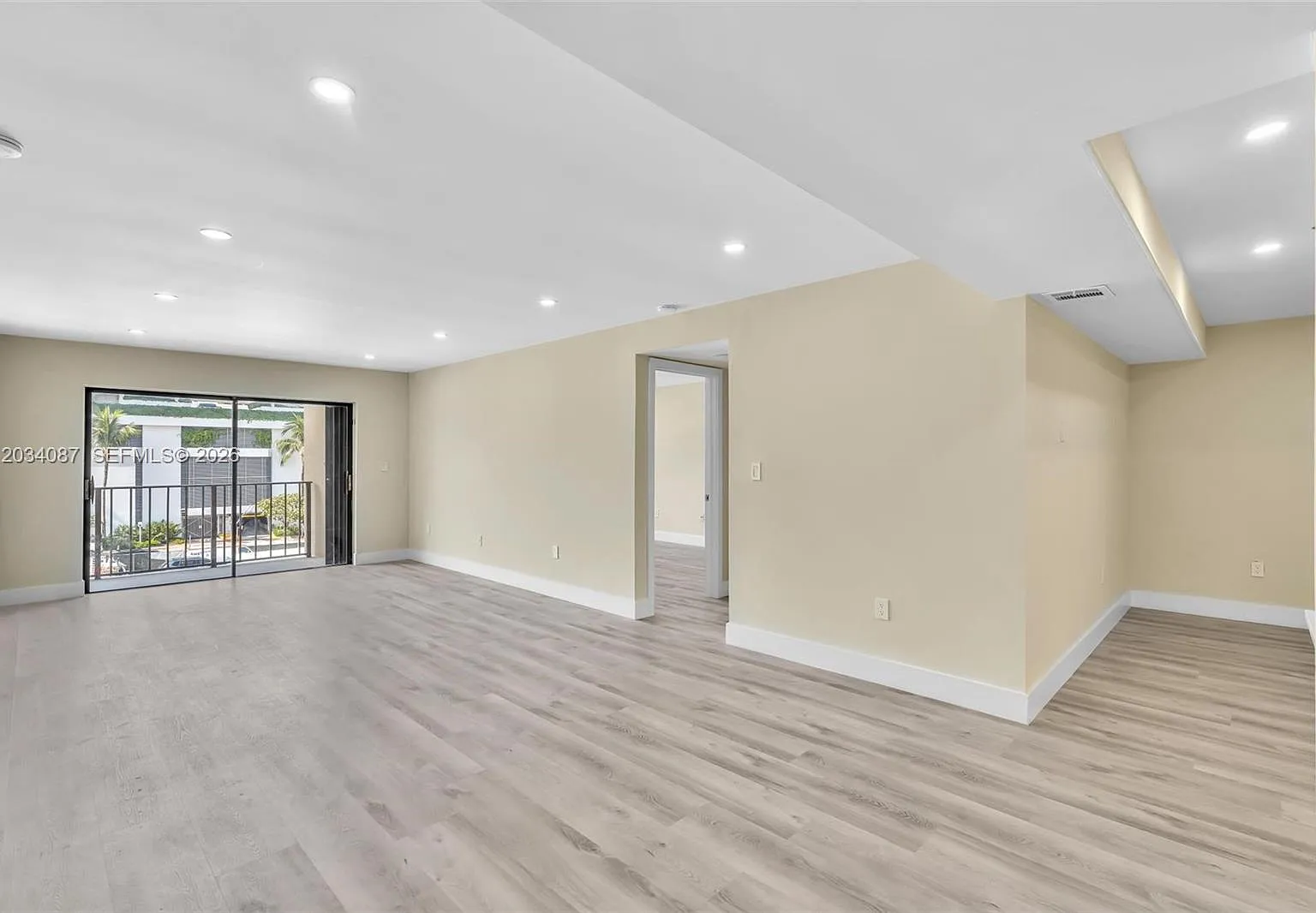 9124 Collins Ave Condo — Photo 2