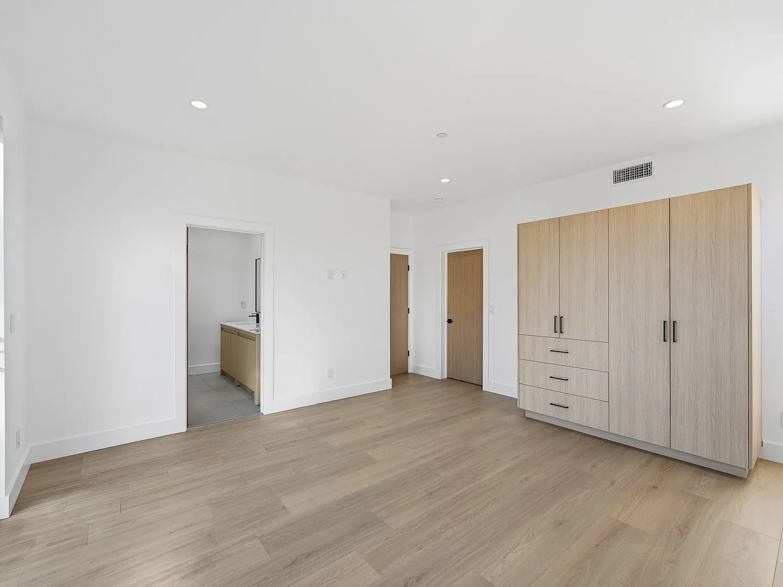 4 bed, 4.5 bath, 2200 sqft, $5,950 — Photo 4