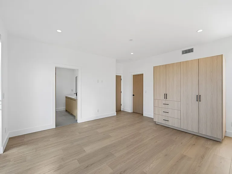 13600 Burbank Blvd — Photo 8