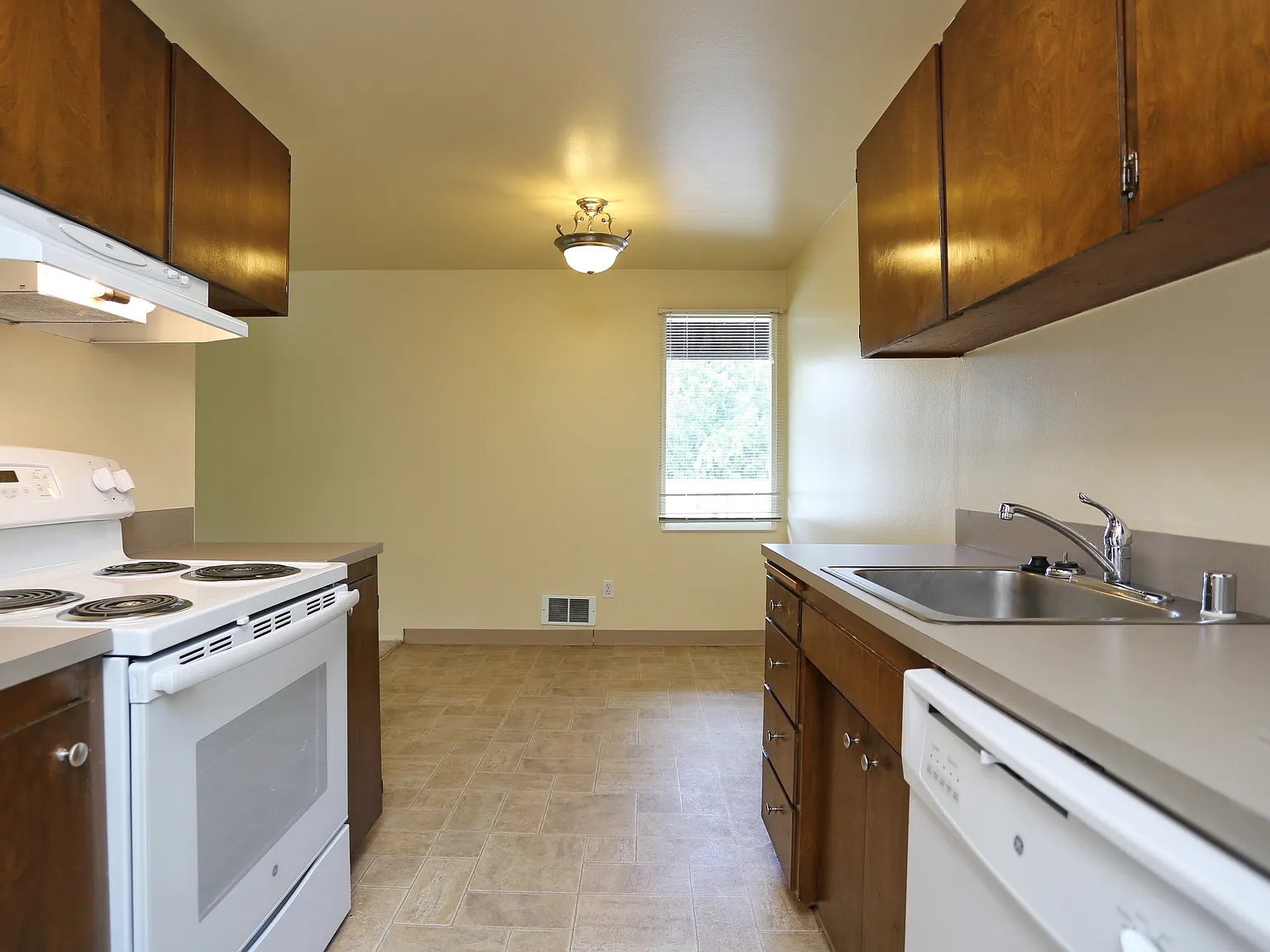 Executive Estates — Photo 3