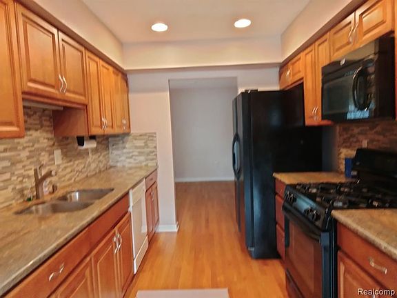 5th image of 2106 Parmenter Blvd #1