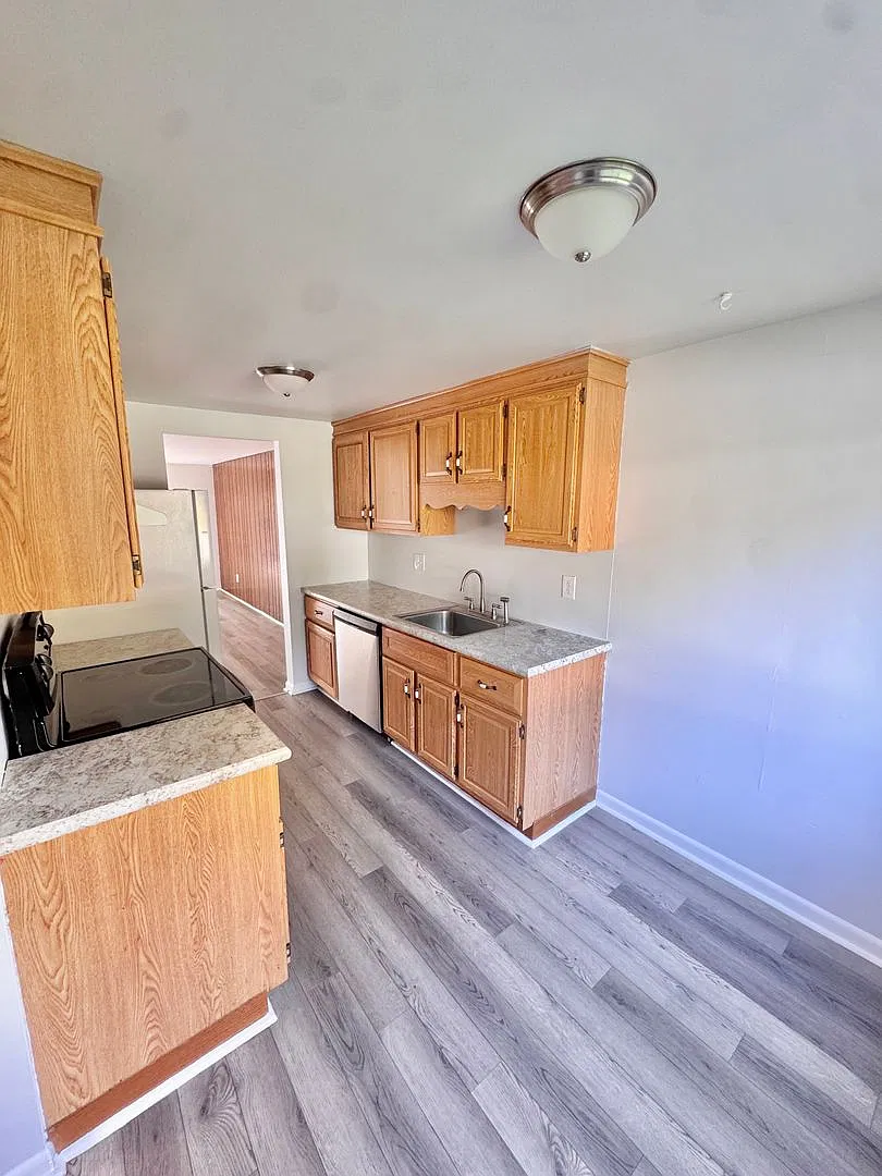 Spacious Three Bedroom Townhome — Photo 4