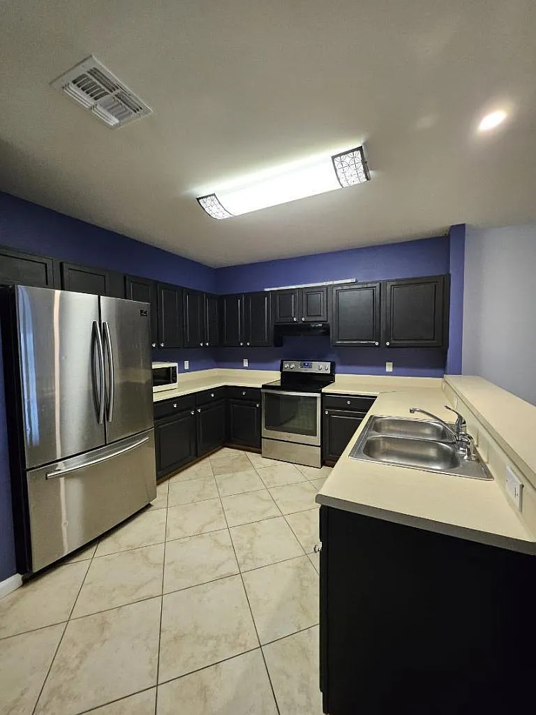 3 bed, 2.0 bath, 1456 sqft, $3,200 — Photo 3