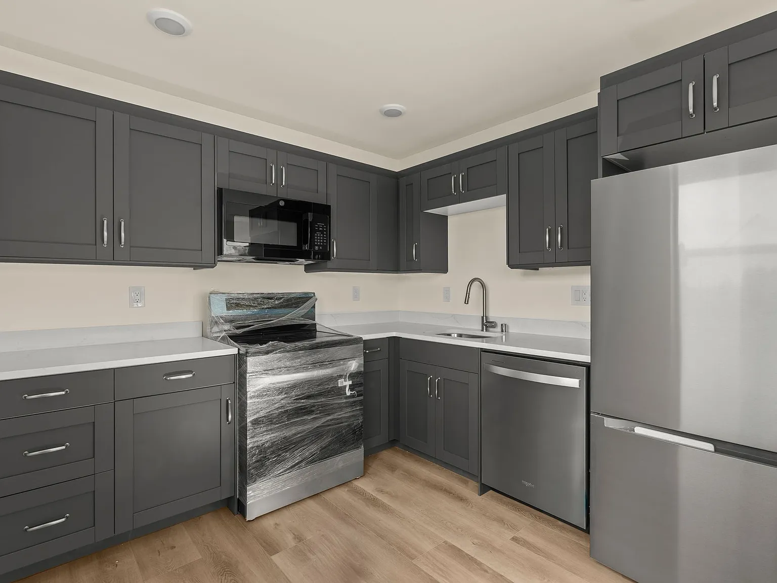 2 bed, 718 sqft, $2,895 — Photo 2