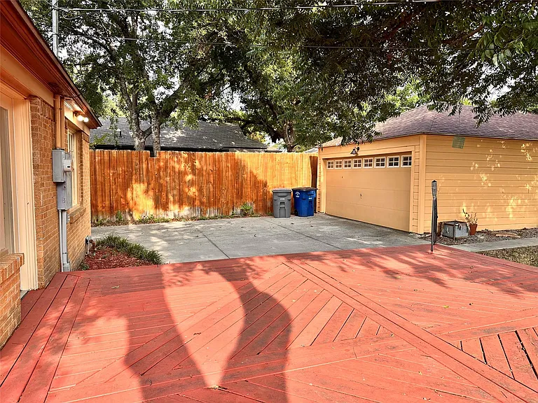 2222 Carnes St — Photo 30