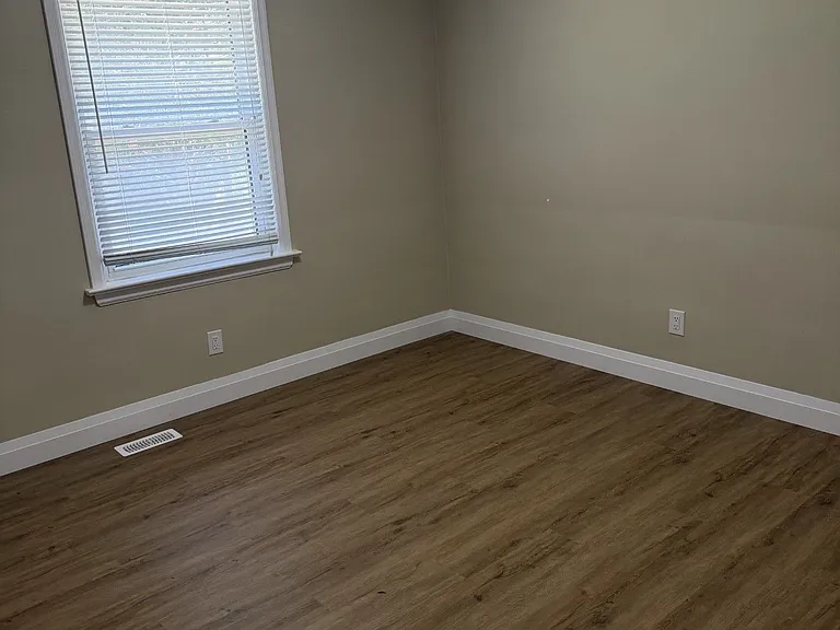 377 Martin St #UPPER — Photo 8