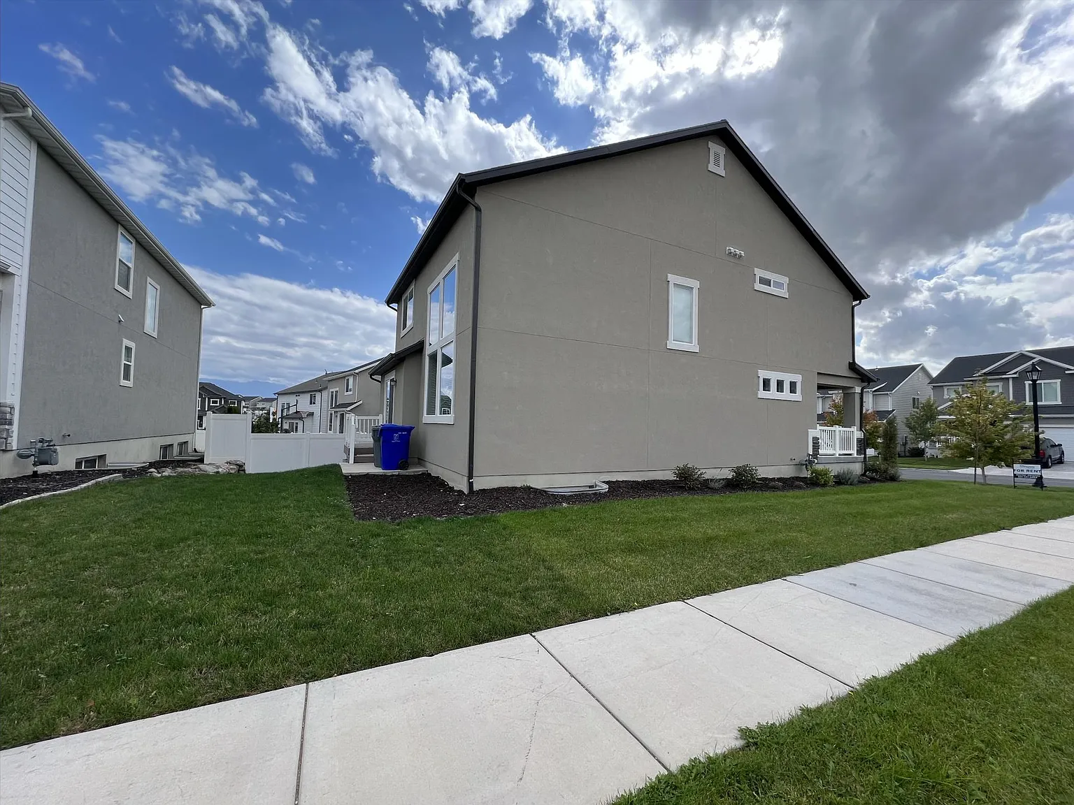 3 bed, 2.5 bath, 2900 sqft, $2,250 — Photo 3